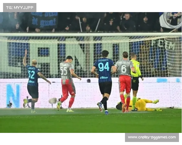 国米球迷投掷烟花炸伤对手门将，比赛一度中断